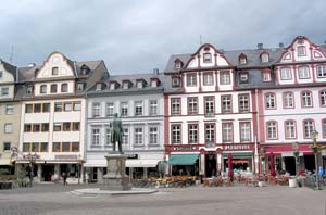 Bürgerhäuser und Johannes-Müller-Denkmal am Jesuitenplatz