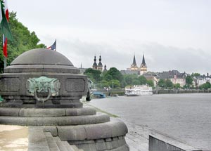 Blick vom Peter-Altmeier-Ufer moselaufwärts