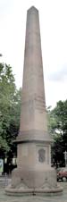 Obelisk vor dem Stadttheater