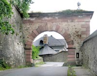 Fußweg zur Festung: Blick zurück auf das Dach der Pagerie