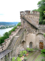 Schloss Stolzenfels: Blick vom Eingangshof