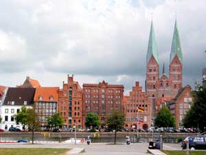 Die alten Kaufmannshäuser vermitteln einen Eindruck vom früheren Wohlstand der Hansestadt. Im Hintergrund die Türme der St. Marien Kirche