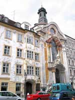 Fassaden von Asamkirche und -haus in der Sendlinger Straße