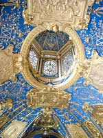 Reich verzierte Gewölbedecke der Reichen Kapelle in der Residenz