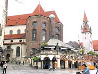 Alter Peter: Münchens älteste Pfarrkirche oberhalb der Metzgerzeile am Viktualienmarkt