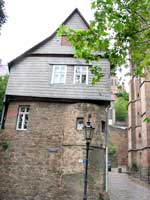 Schräg und verwinkelt: Gasse in Marburgs Altstadt