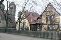 Schlosshof mit Blick auf den Biergarten der Gaststätte »Schlosskrug«