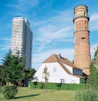 Alt und neu: Historischer Leuchtturm und Maritim-Hotel-Hochhaus (Foto: Hans-Wedig Müller / HLTS)