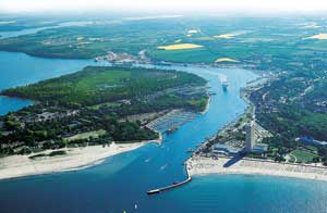 Travemünde liegt, wie der Name schon sagt, an der Mündung der Trave in die Ostsee. Links die Halbinsel Priwall. Foto: Sven-Erik Arndt / HLTS