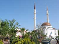 Hoch hinaus ragen die Minarett-Türme der Moschee von Turgutreis