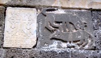 Reliefs in den Mauern der Georgs-Kirche