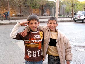 Trotz schwieriger Lebensbedingungen guter Laune: Jungs in Diyarbakir