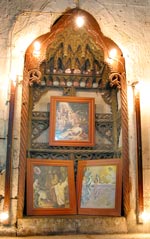 Heiligenbilder in einer Nische der Keldani-Kirche
