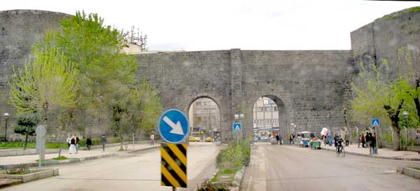Stadtmauer von Diyarbakir mit Urfa-Tor
