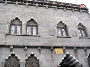 Fassade der Marien-Kirche mit Reliefschmuck im schwarzen Basaltstein