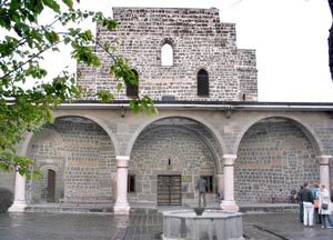 Innenhof der Marien-Kirche mit Brunnen und Säulen