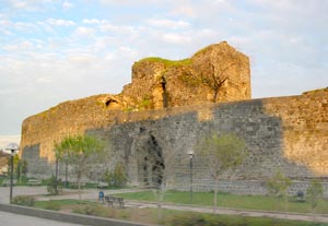 Imposant: Stadtmauer von Diyarbakir