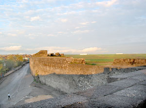 Blick über die Stadtmauer zum Uni-Gelände von Diyarbakir (am Horizont)