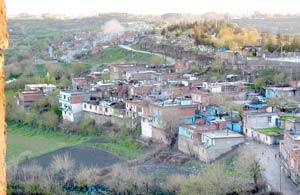 Leben vor der Stadtmauer von Diyarbakir